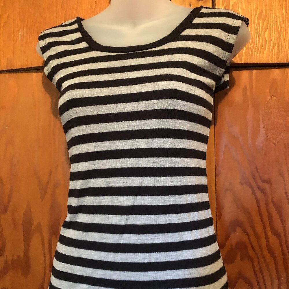 Derek Heart cute, grey and black striped shirt. Sz small